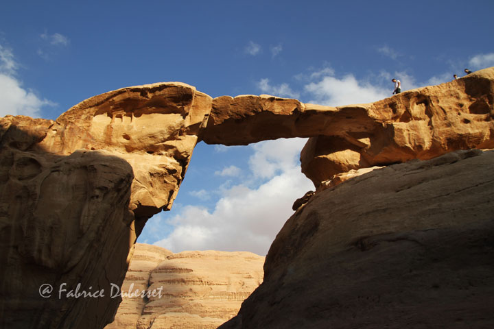 Une des arches naturelles du Wadi Rum