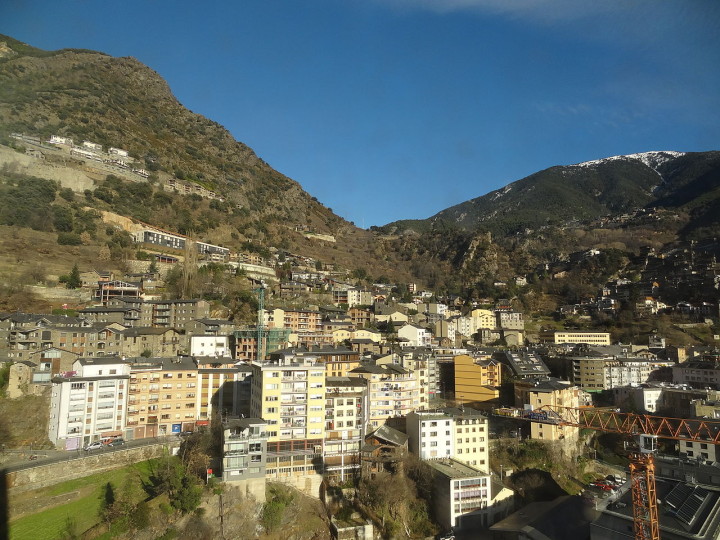 Vue_d'Andorra_la_Vieille_depuis_la_tour_Caldea_01